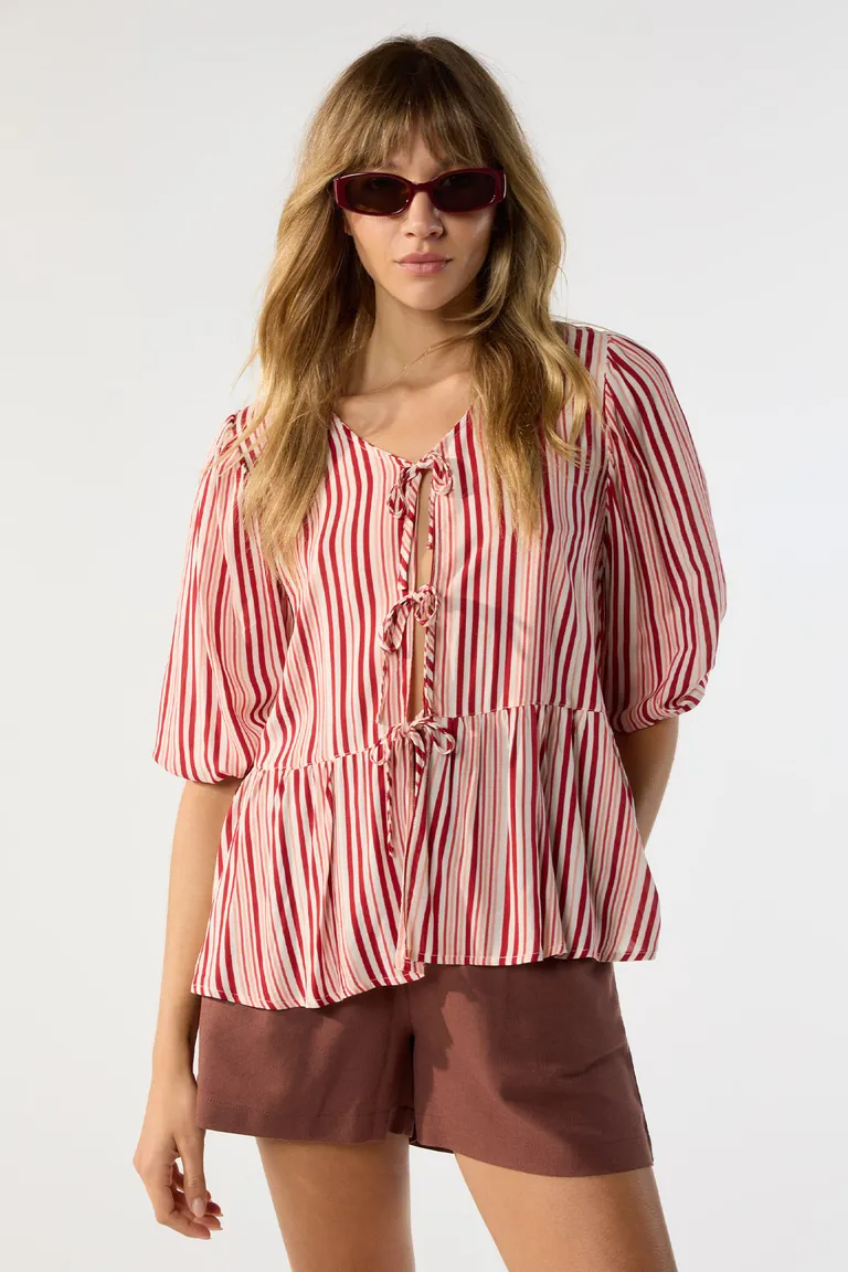 Blusa de diseño rayado con escote en V y detalles de lazos en el centro de Cuesta Blanca en Blusas para argentina