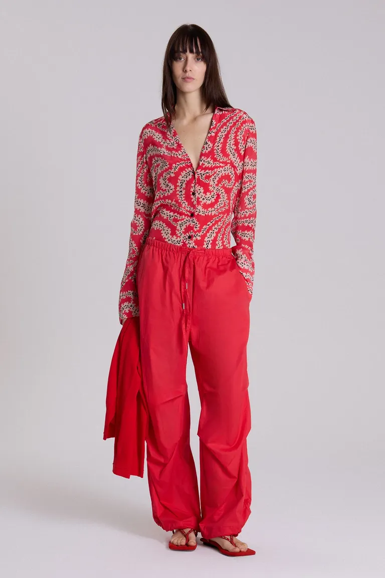 Pantalón parachute rojo de corte amplio y ajuste cómodo para mujer de Maria Cher en Pantalones para argentina