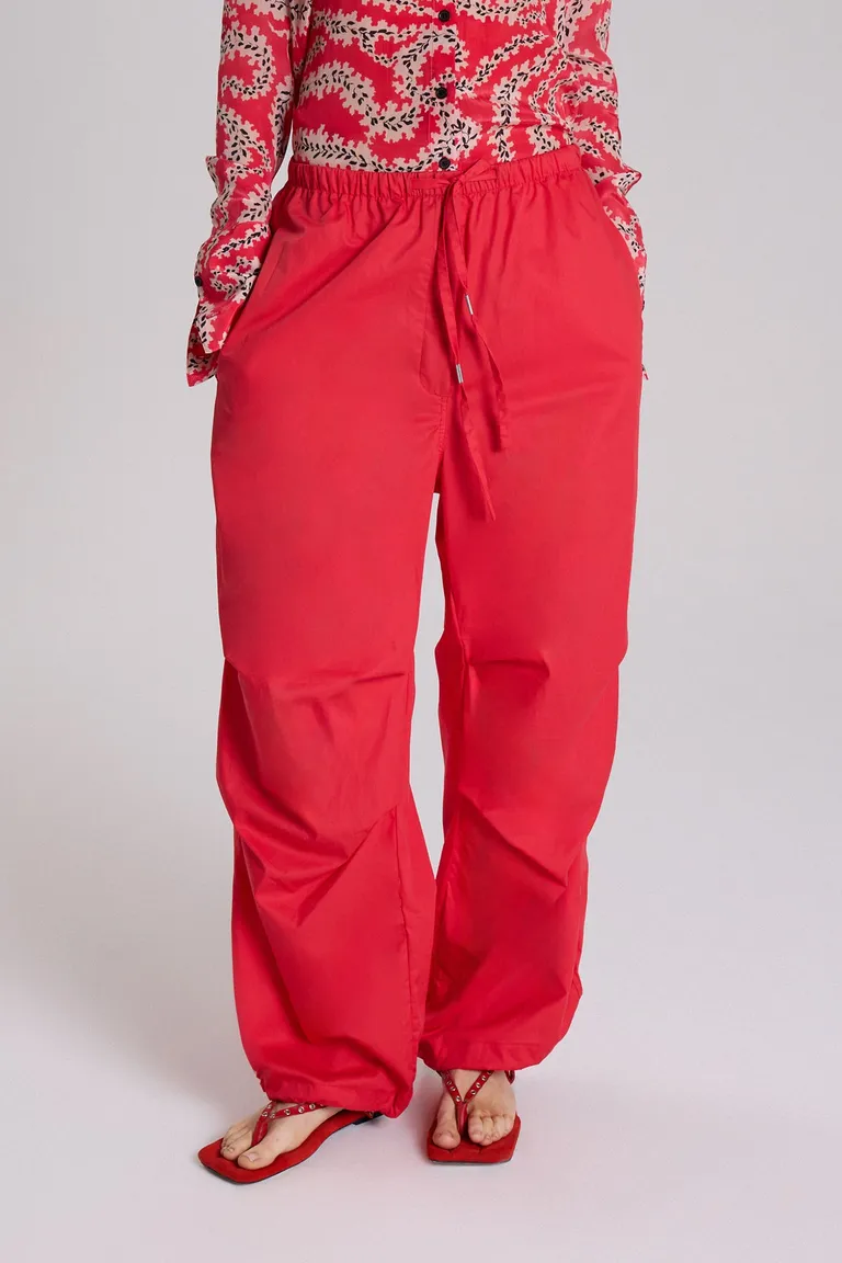 Pantalón parachute rojo de corte amplio y ajuste cómodo para mujer de Maria Cher en Pantalones para argentina