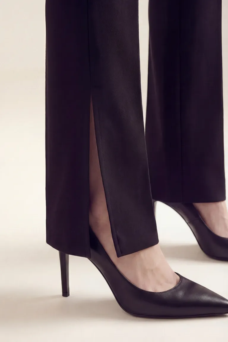 Pantalon de mujer con corte recto clásico y calce entallado ideal para un look formal de Akiabara en Pantalones para argentina