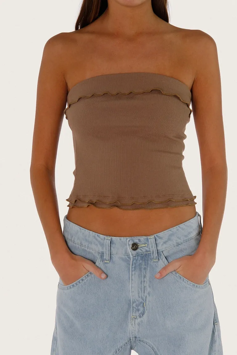 Top sin tirantes de diseño elástico y volados en el ruedo de Sofia Sarkany en Tops para argentina