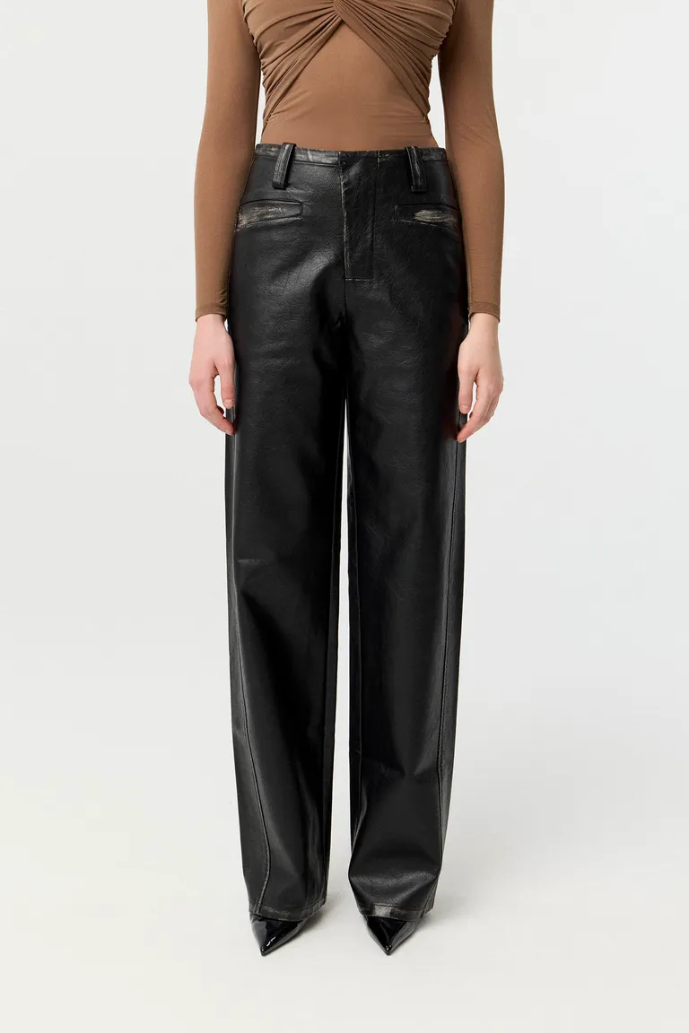 Pantalón de tiro alto con pierna ancha, bolsillos delanteros y detalle de costuras con desgaste artesanal de Markova en Pantalones para argentina