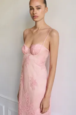 Vestido encaje escote estructurado de Mango en Vestidos para argentina
