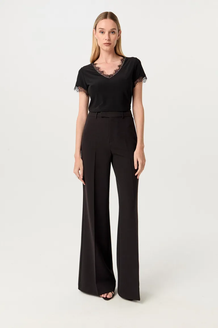 Remera de microfibra opaca con detalles de encaje y perlas metálicas, de corte relajado y escote en V de Markova en Remeras para argentina