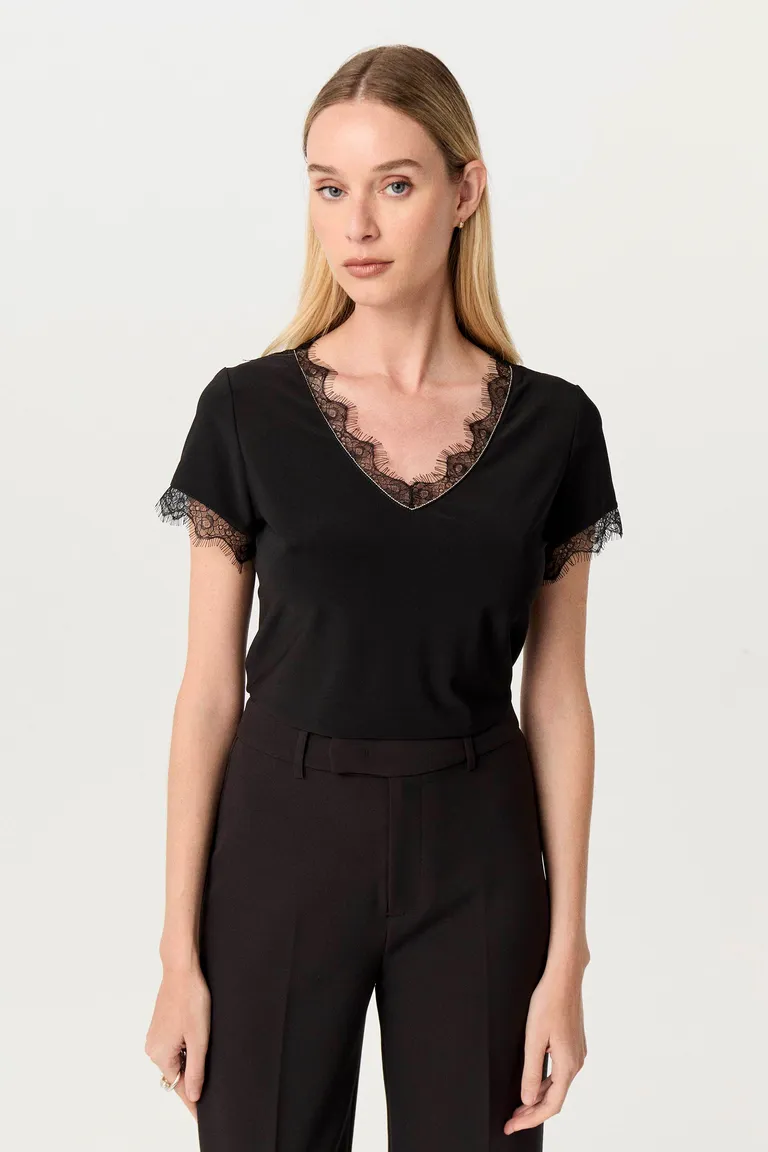Remera de microfibra opaca con detalles de encaje y perlas metálicas, de corte relajado y escote en V de Markova en Remeras para argentina