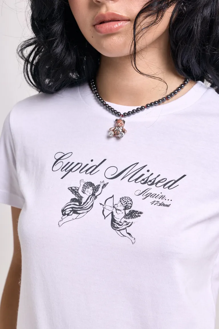 Remera de cuello redondo con estampa de ángeles y frase al frente de 47 Street en Remeras para argentina