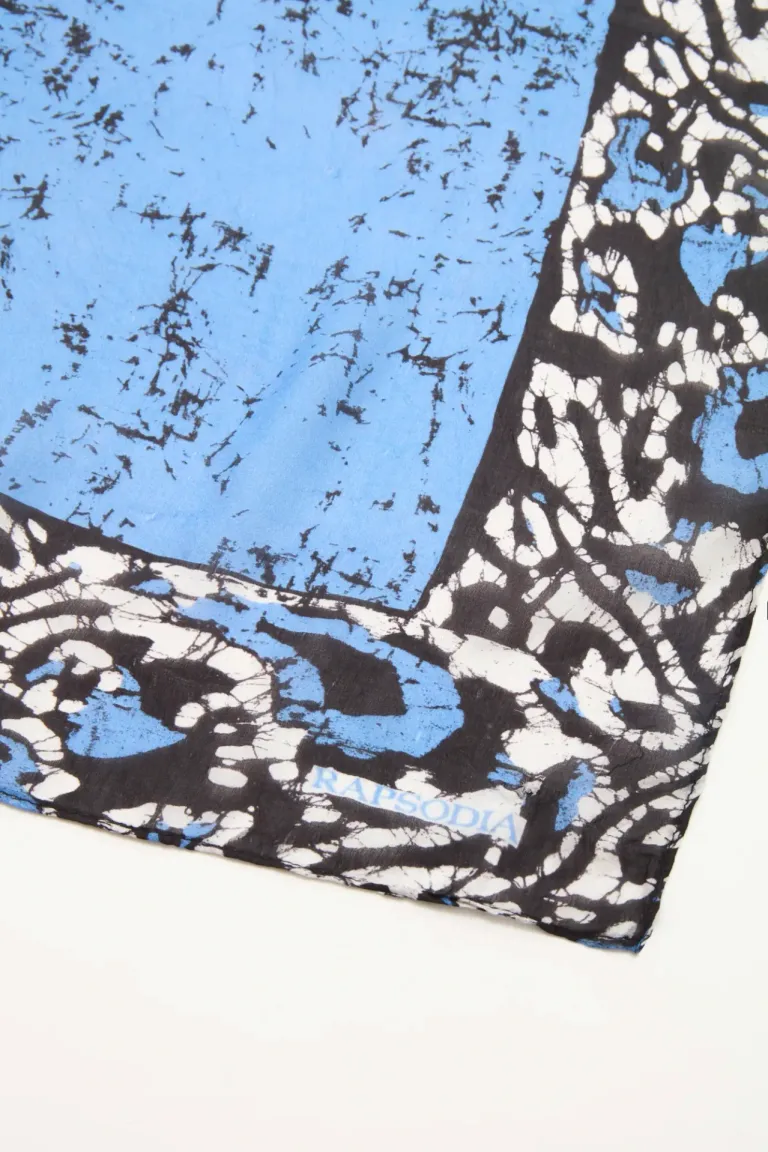 Pañuelo de seda cuadrado con estampado paisley en tonos celestes de Rapsodia en Bufandas y Pañuelos para argentina
