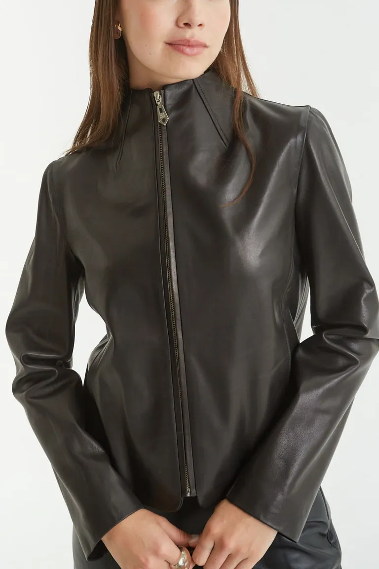 Campera de mujer con cuello alto y cierre frontal de Las Pepas en Chaquetas para argentina