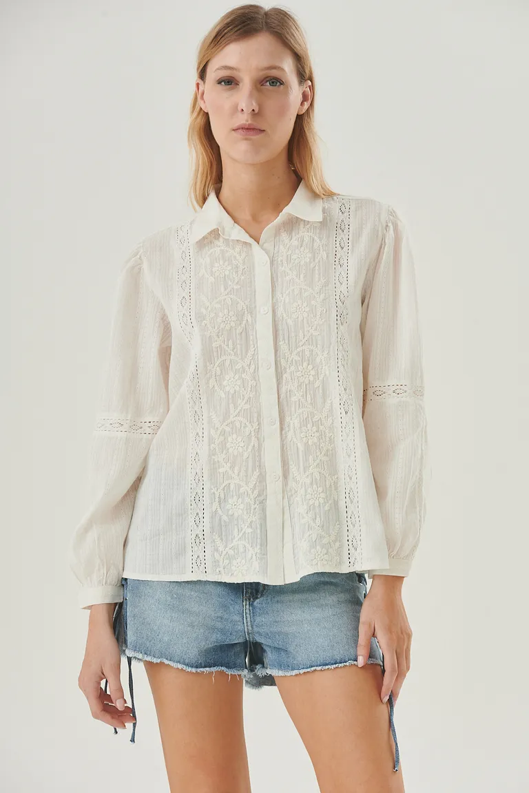 Camisa blanca de mujer con detalles de bordado y puntillas de Sweet en Camisas para argentina