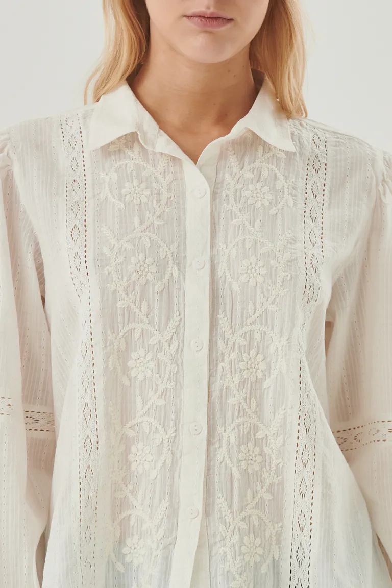 Camisa blanca de mujer con detalles de bordado y puntillas de Sweet en Camisas para argentina