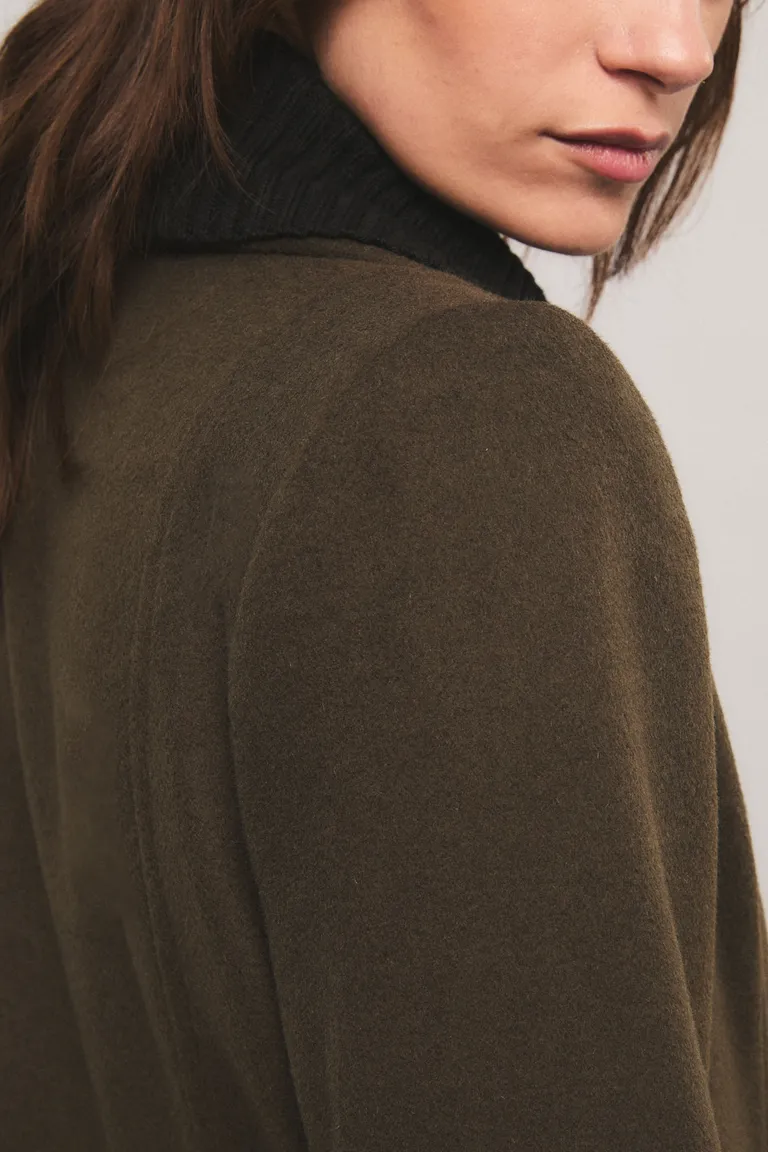 Tapado largo midi de corte sastrero con cierre cruzado y solapas clásicas de Kosiuko en Tapados para argentina