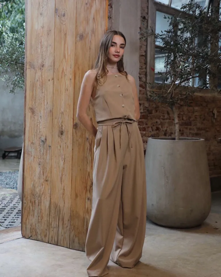 Pantalón palazzo beige con cintura anudada - Diseño elegante y versátil de Hesed en Pantalones para argentina