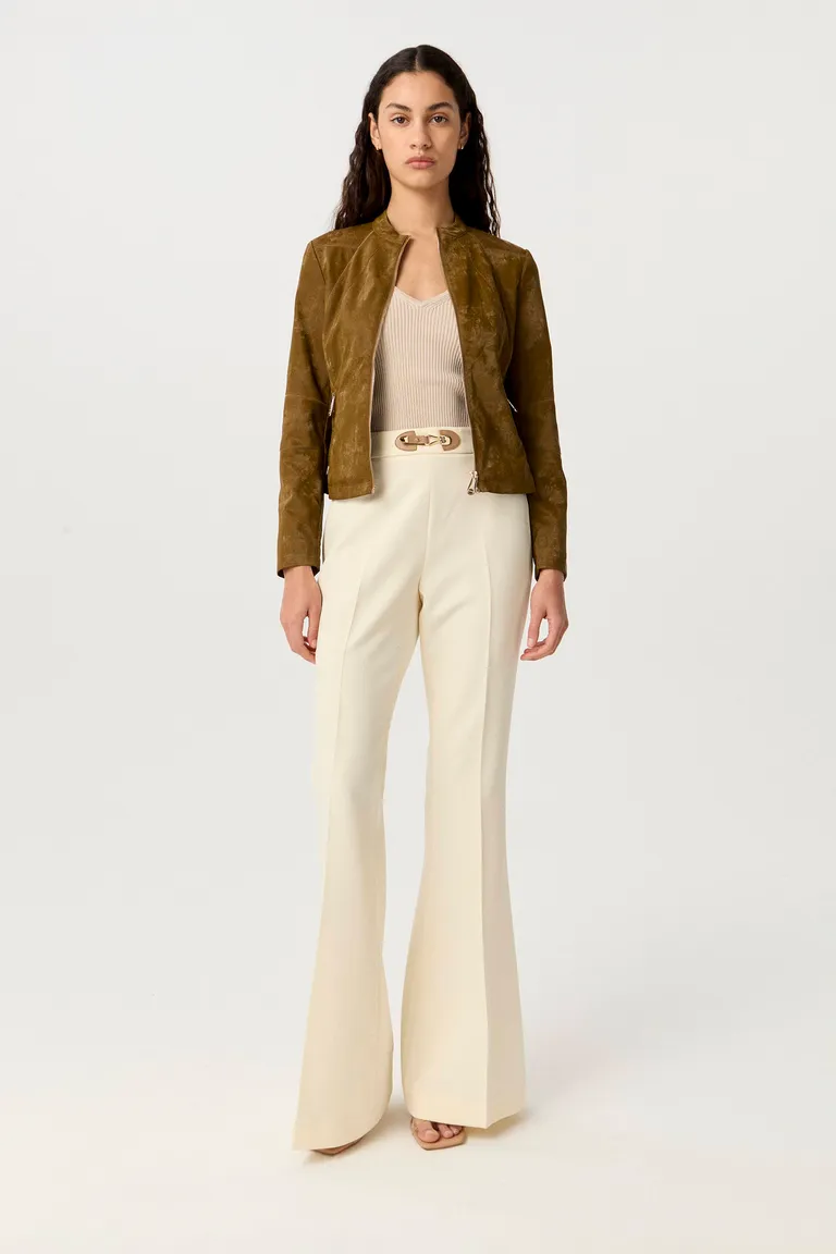 Chaqueta marrón de diseño moderno y silueta entallada para un look femenino y urbano de Markova en Chaquetas para argentina