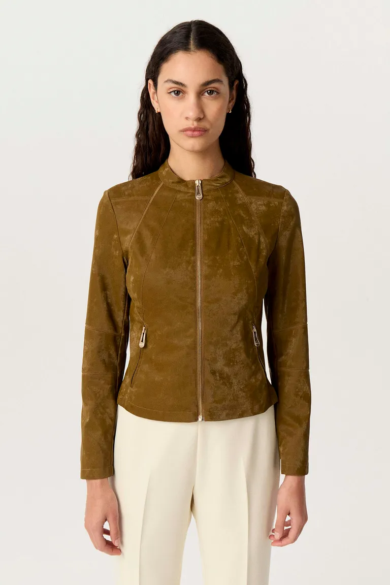 Chaqueta marrón de diseño moderno y silueta entallada para un look femenino y urbano de Markova en Chaquetas para argentina