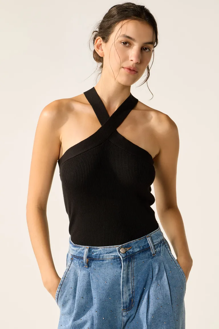 Top negro sin mangas y cuello cruzado - Prenda de moda versátil para el día a día de Cuesta Blanca en Tops para argentina