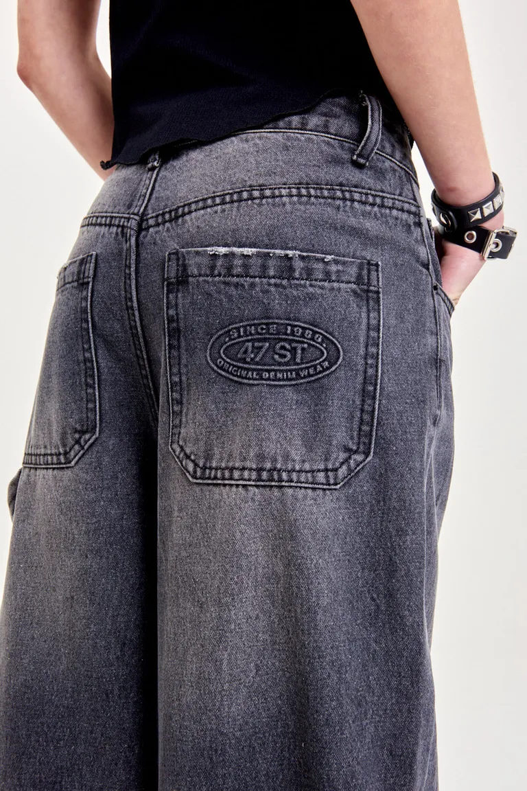 Pantalones de denim negro de pierna ancha con detalles funcionales y lavado artesanal de 47 Street en Pantalones para argentina