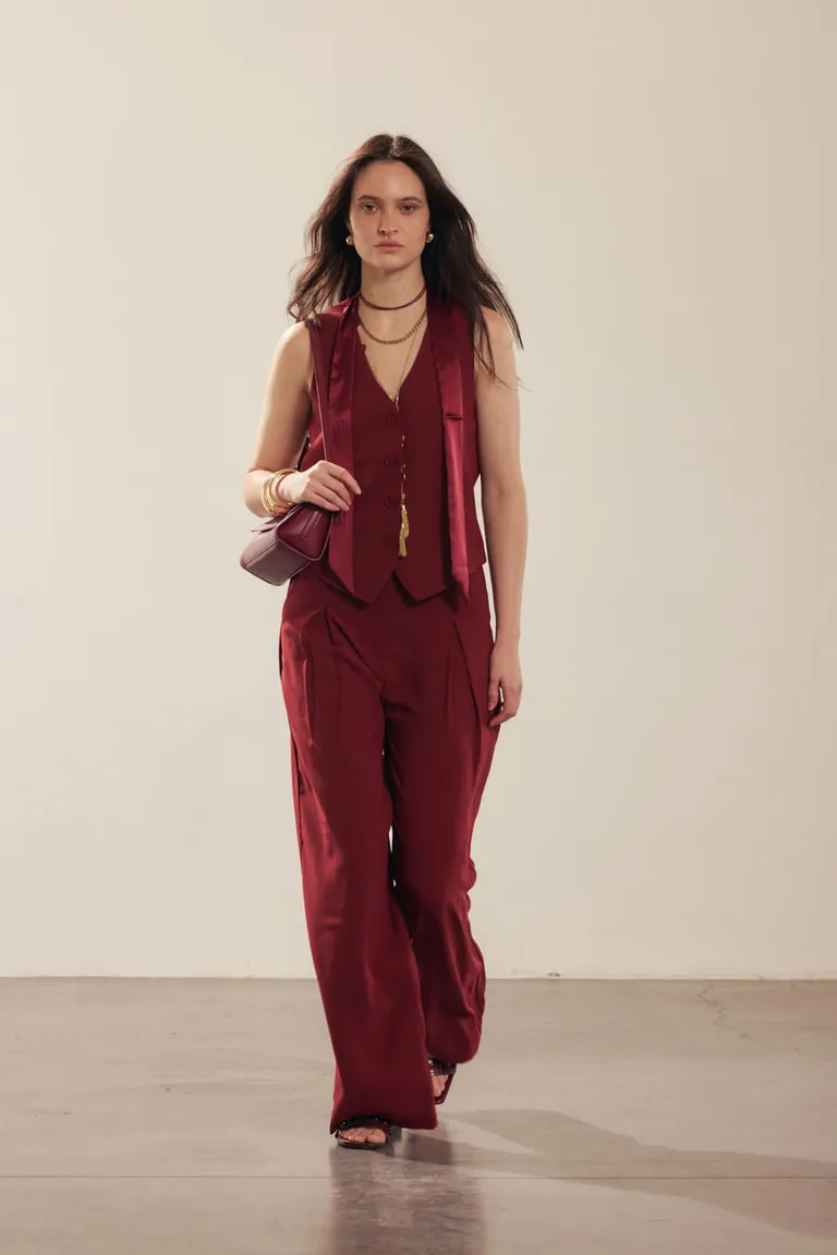 Pantalón wide leg de corte sastre en color rojo con detalles de pinzas y bolsillos de Portsaid en Pantalones para argentina