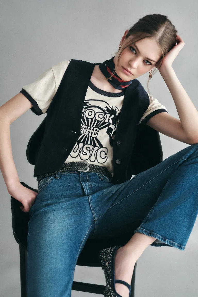 Remera de algodón con estampa rockera y detalles en contraste de Rapsodia en Remeras para argentina