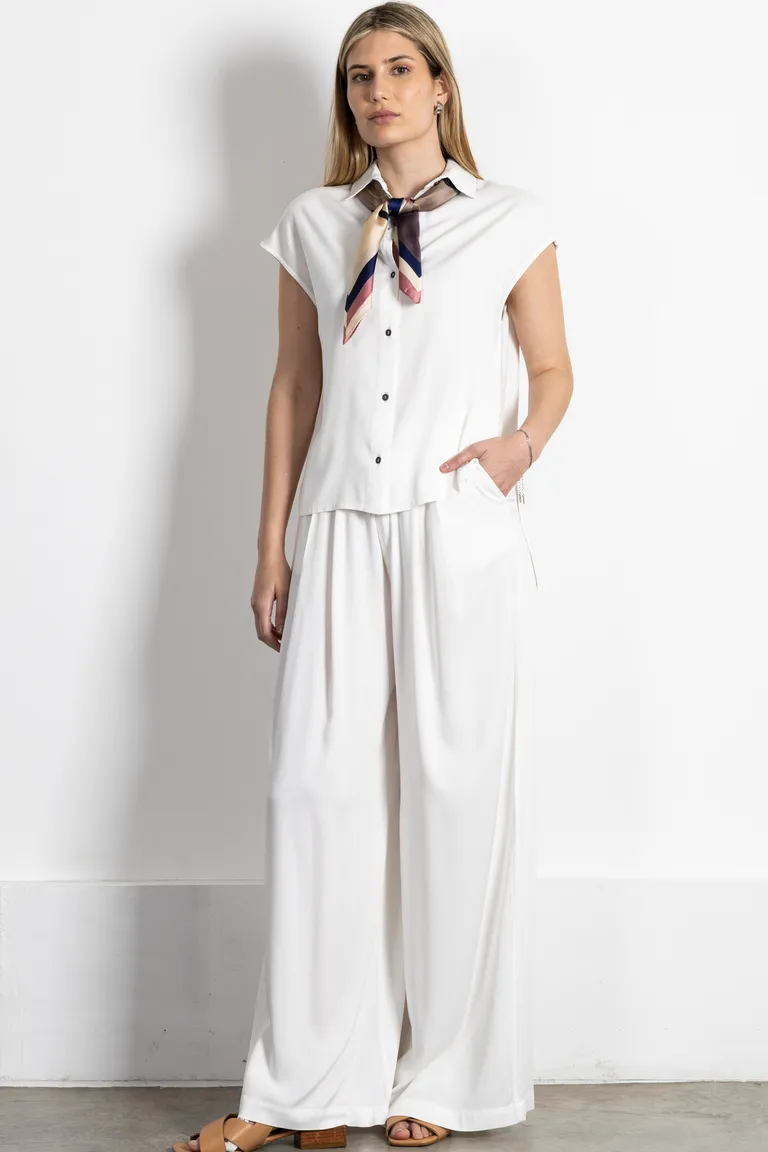 Pantalón recto blanco confeccionado en rayon con detalles de cintura elástica y cierre frontal de Kill en Pantalones para argentina