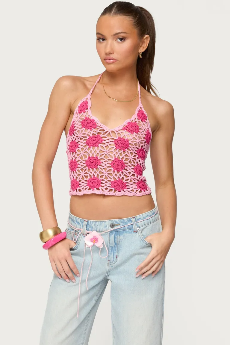 Top halter floral crochet contrastante de Edikted en Tops para argentina