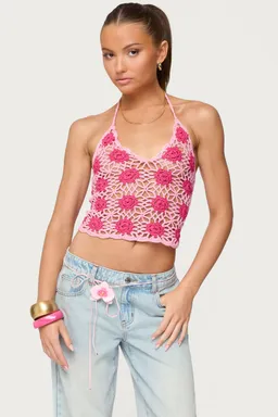 Top halter floral crochet contrastante de Edikted en Tops para argentina