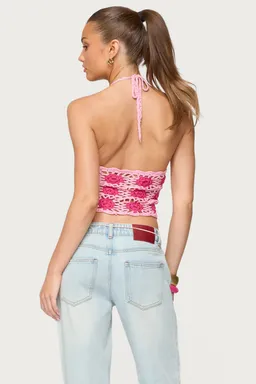 Top halter floral crochet contrastante de Edikted en Tops para argentina