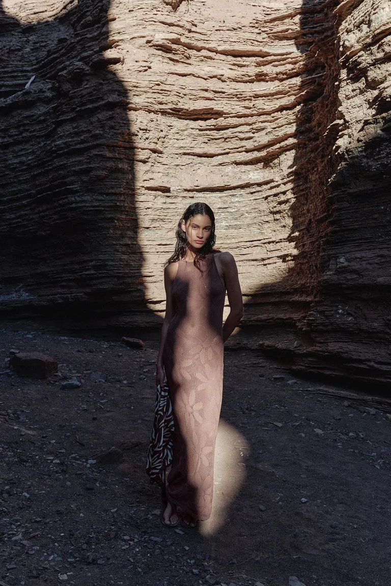 Vestido largo y elegante con detalles calados y motivos florales de Sweet en Vestidos para argentina