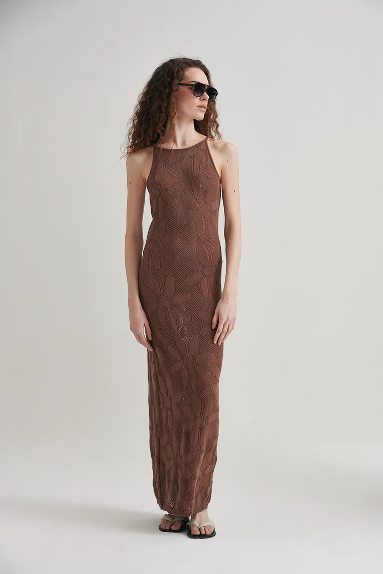 Vestido largo y elegante con detalles calados y motivos florales de Sweet en Vestidos para argentina