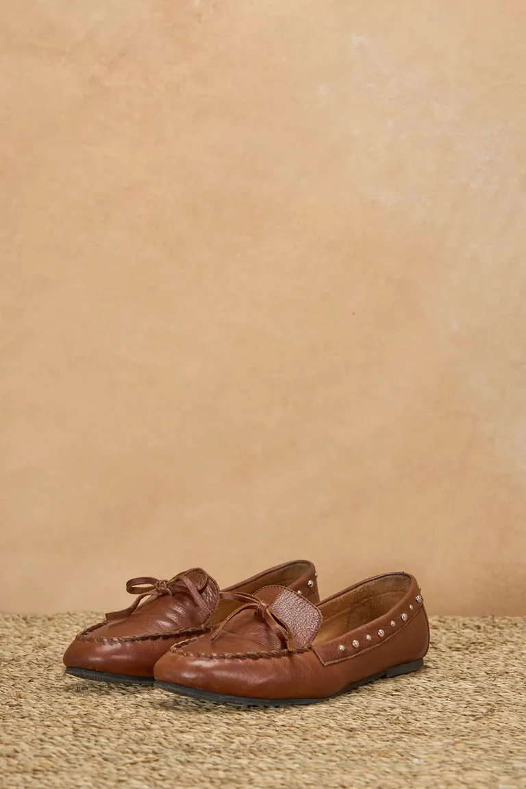 Mocasines cerrados con detalle de tachas laterales y moño superior decorativo de Indiastyle en Mocasines para argentina