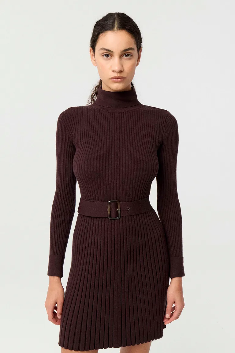 Vestido tejido corto de cuello alto con mangas largas y cinturón ajustado en la cintura de Markova en Vestidos para argentina