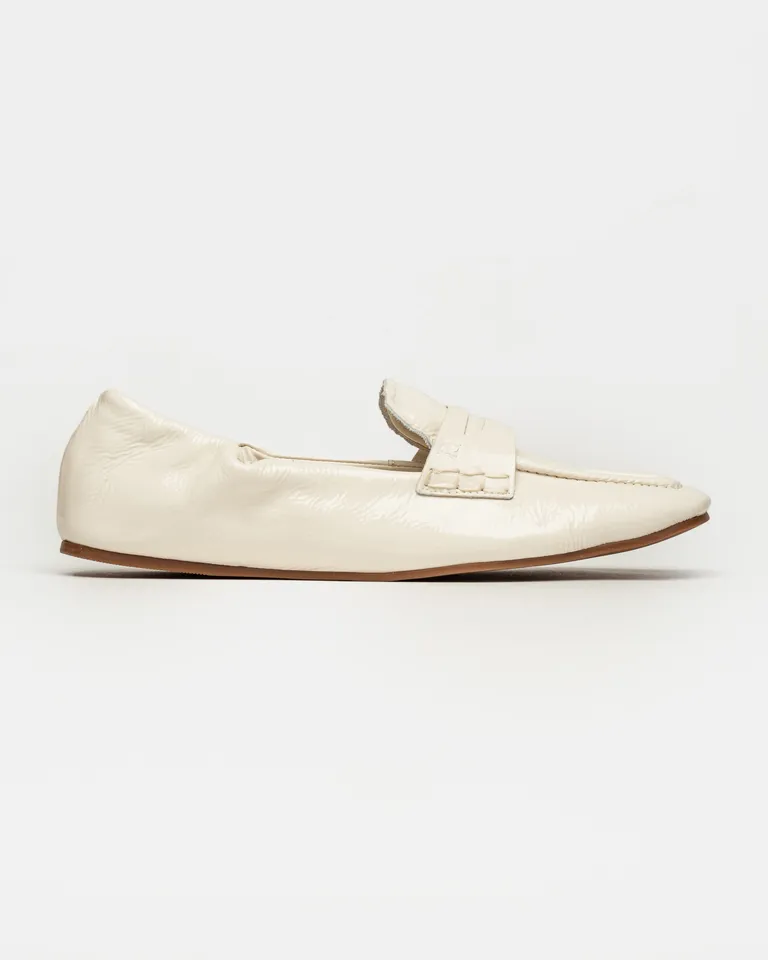 Mocasín blanco de cuero charol con detalles artesanales y suela flexible de Prüne en Mocasines para argentina