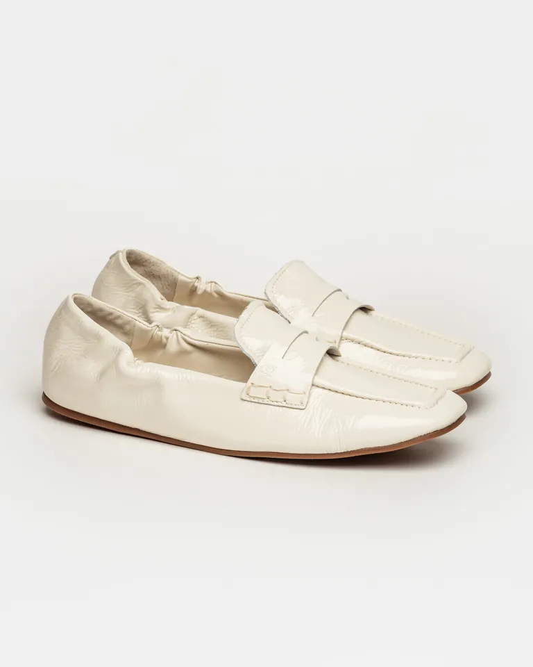 Mocasín blanco de cuero charol con detalles artesanales y suela flexible de Prüne en Mocasines para argentina