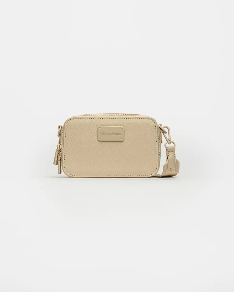 Bolso de mano rígido y estructurado en material saffiano con acabados metálicos de Prüne en Bolsos y Carteras para argentina