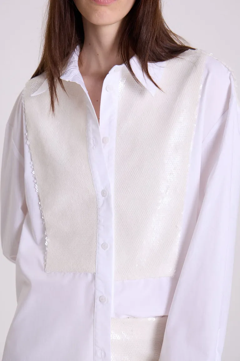 Camisa blanca con detalles de lentejuelas para un look elegante y versátil de Maria Cher en Camisas para argentina
