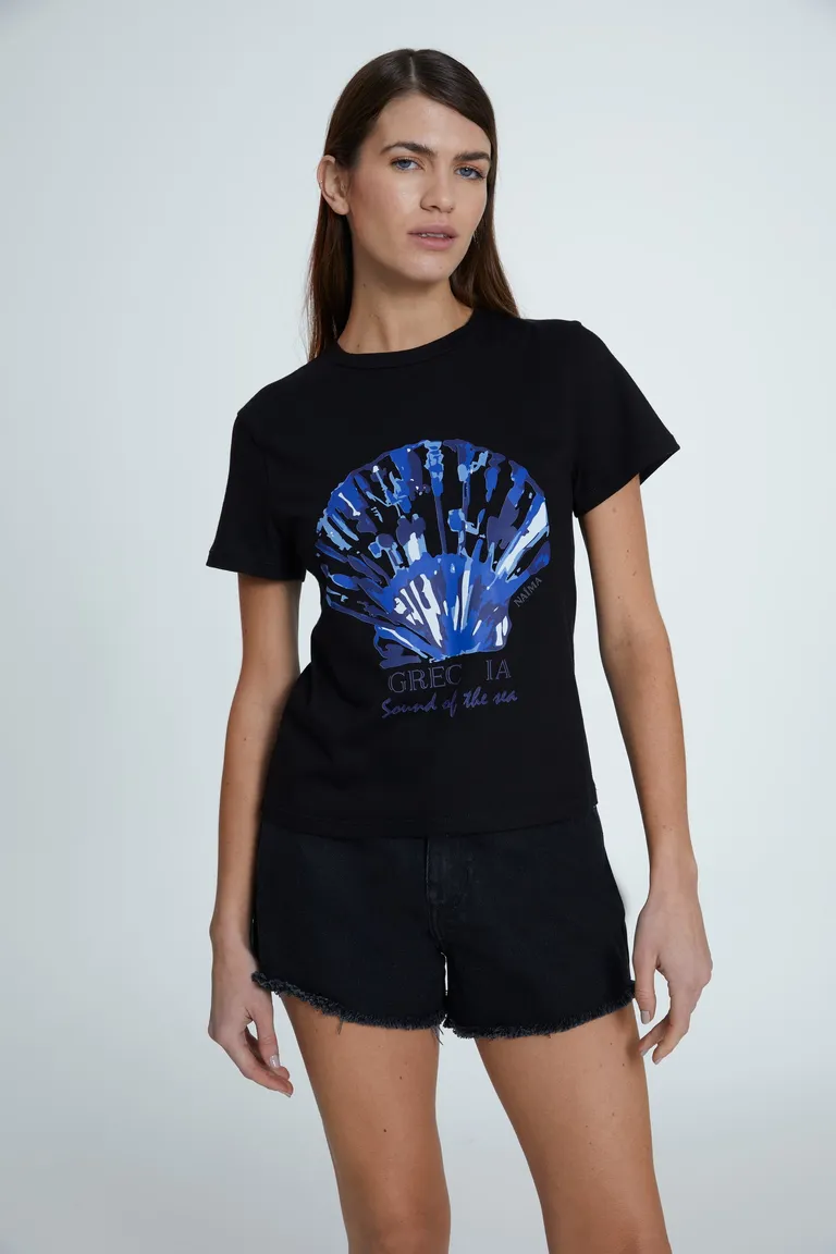 Remera negra con llamativa estampa azul y blanca para un estilo casual y urbano de Naíma en Remeras para argentina