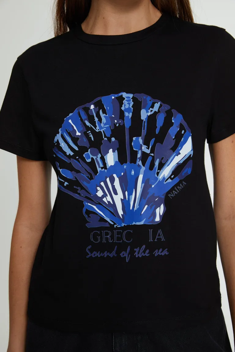 Remera negra con llamativa estampa azul y blanca para un estilo casual y urbano de Naíma en Remeras para argentina