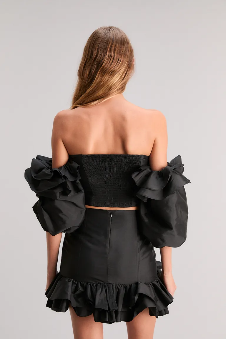 Top de tafeta negro con mangas abullonadas y detalles estructurados de Kosiuko en Tops para argentina