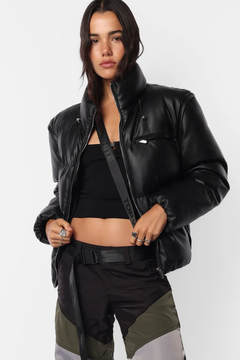 Chaqueta puffer de corte boxy en cuero sintético negro con accesorios metálicos de Top White en Chaquetas para argentina