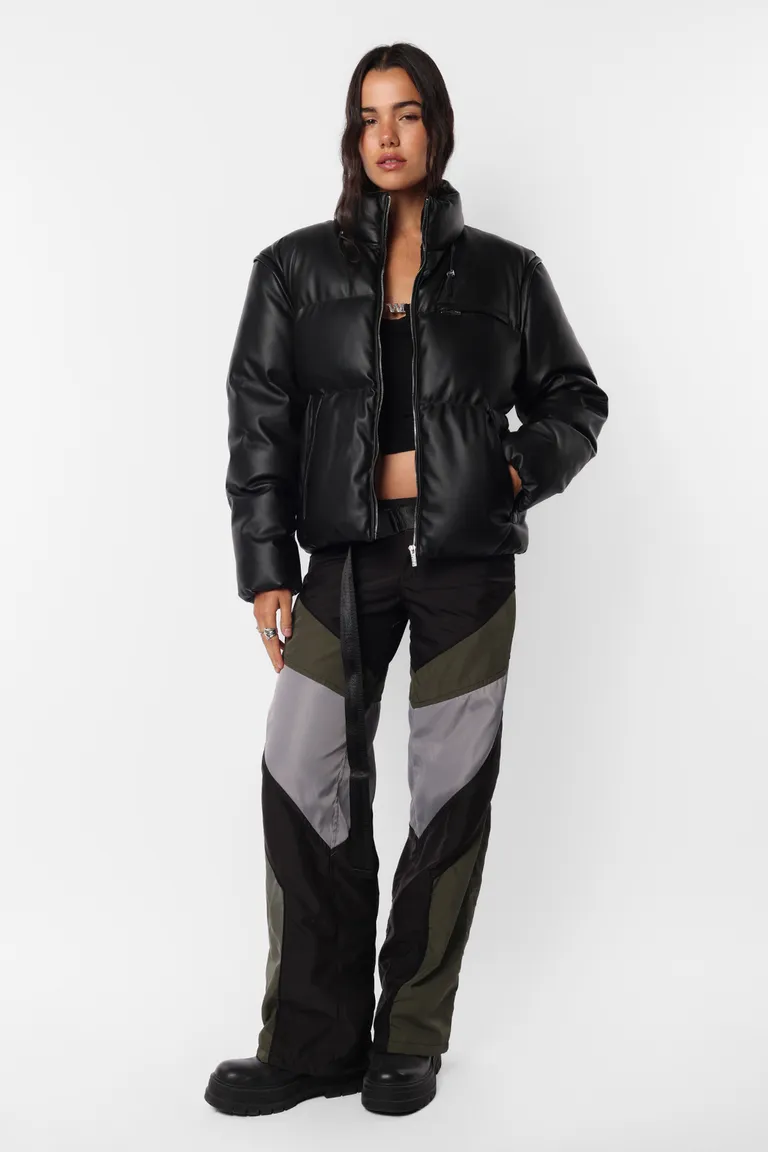 Chaqueta puffer de corte boxy en cuero sintético negro con accesorios metálicos de Top White en Chaquetas para argentina