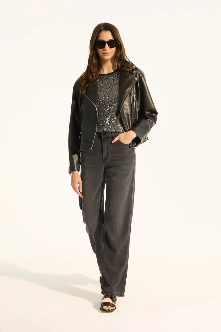 Chaqueta de cuero sintético negra con detalles metálicos, estilo biker para looks urbanos y modernos de Portsaid en Chaquetas para argentina