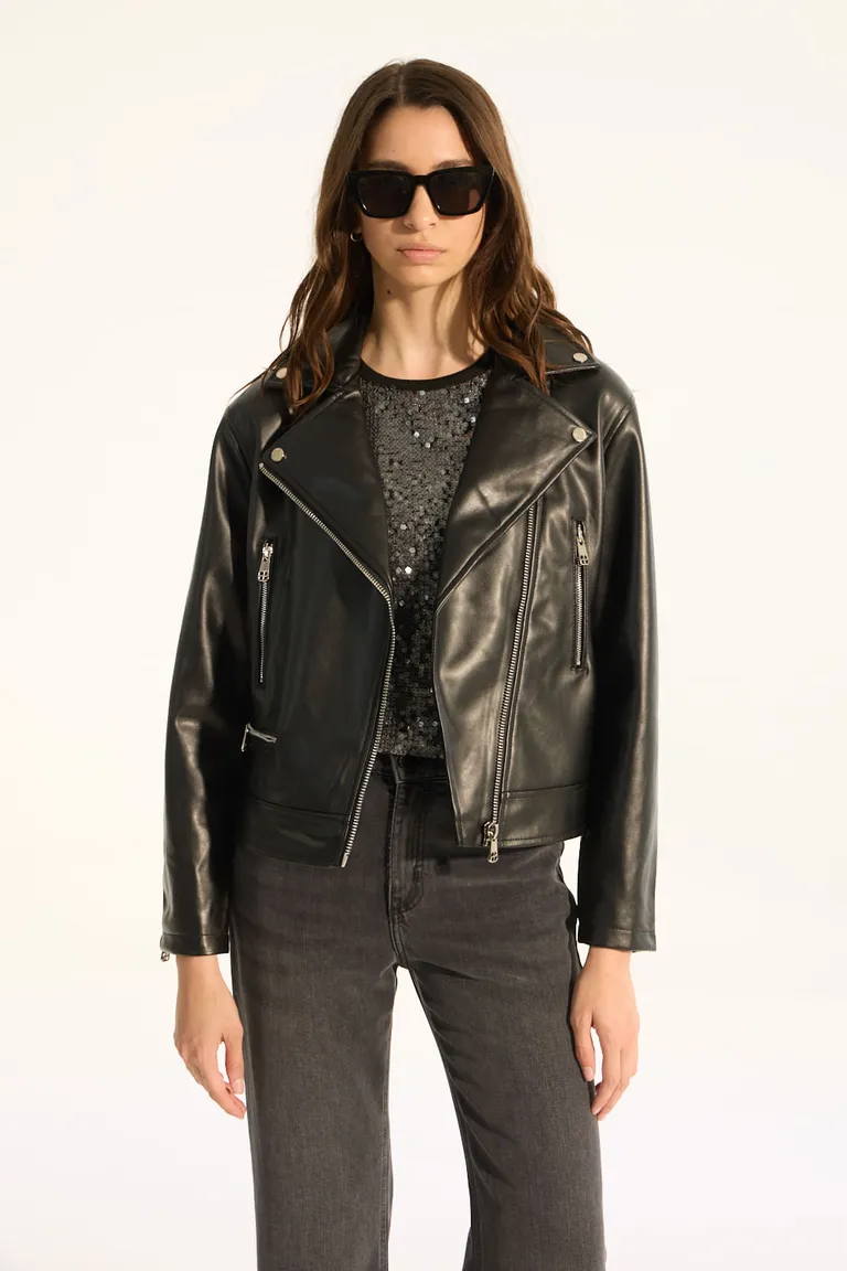 Chaqueta de cuero sintético negra con detalles metálicos, estilo biker para looks urbanos y modernos de Portsaid en Chaquetas para argentina