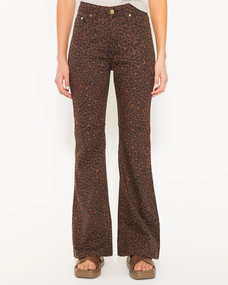 Pantalón de tiro alto con estampado animal print, silueta oxford y confección en gabardina elastizada de Jazmin Chebar en Pantalones para argentina