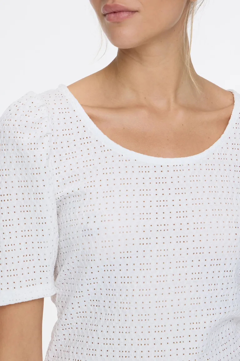 Remera de mujer con escote redondo y mangas princesa de corte entallado con diseño texturado de Cuesta Blanca en Remeras para argentina