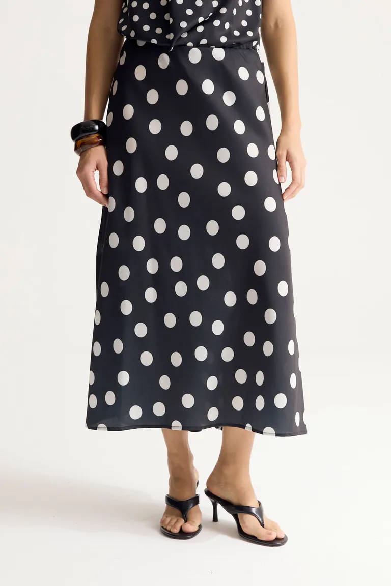 Falda de satén con estampado de lunares, corte midi y diseño elegante de Portsaid en Faldas para argentina