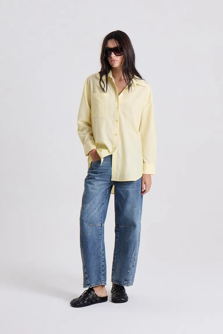 Camisa de calce amplio con botones frontales, detalle de puños ajustables y ajuste opcional en la cintura de Maria Cher en Camisas para argentina