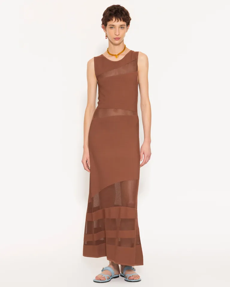 Vestido largo sin mangas en tono tierra con detalles de organza de Jazmin Chebar en Vestidos para argentina