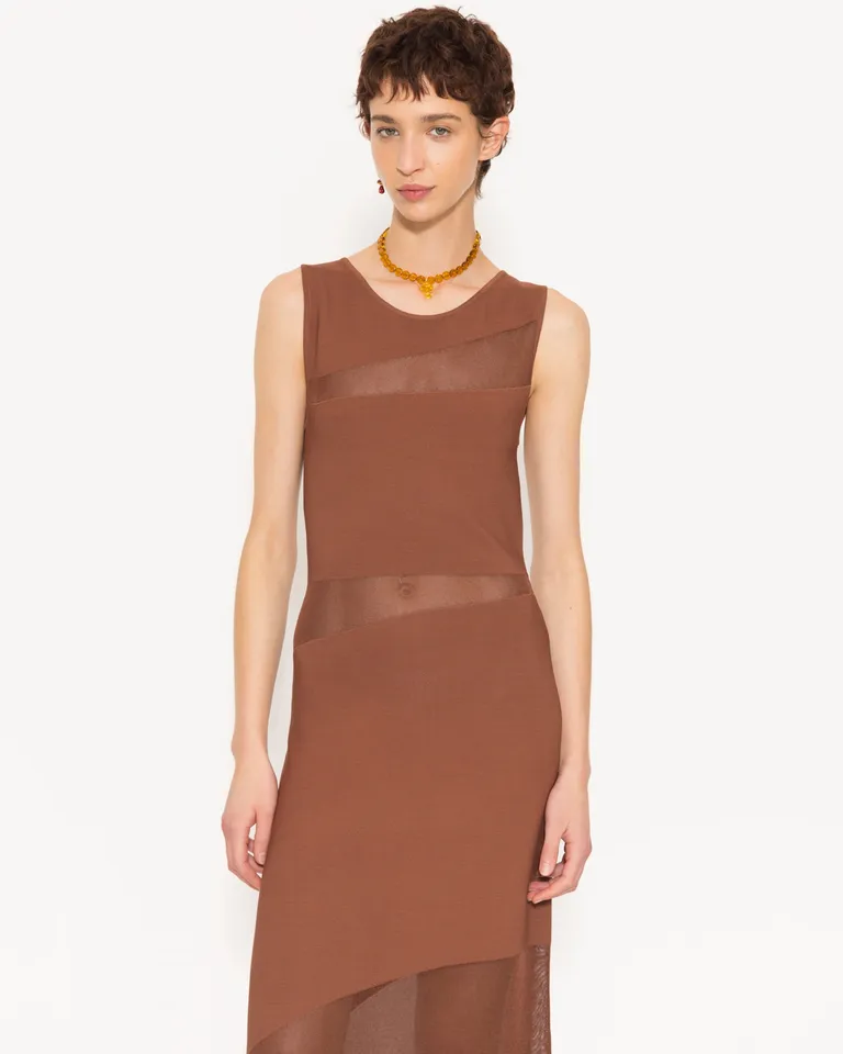 Vestido largo sin mangas en tono tierra con detalles de organza de Jazmin Chebar en Vestidos para argentina
