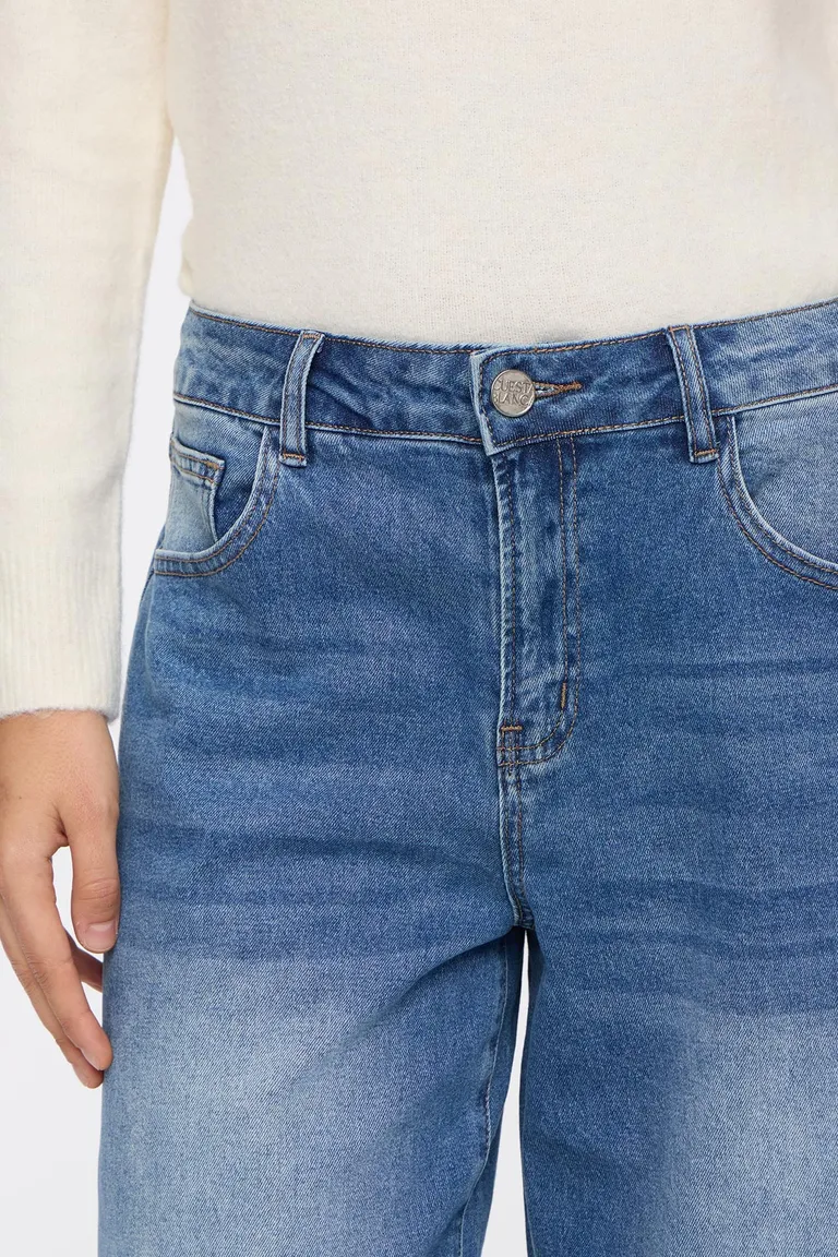 Pantalon de denim pierna recta con ruedo ancho doblado y cinco bolsillos de Cuesta Blanca en Pantalones para argentina