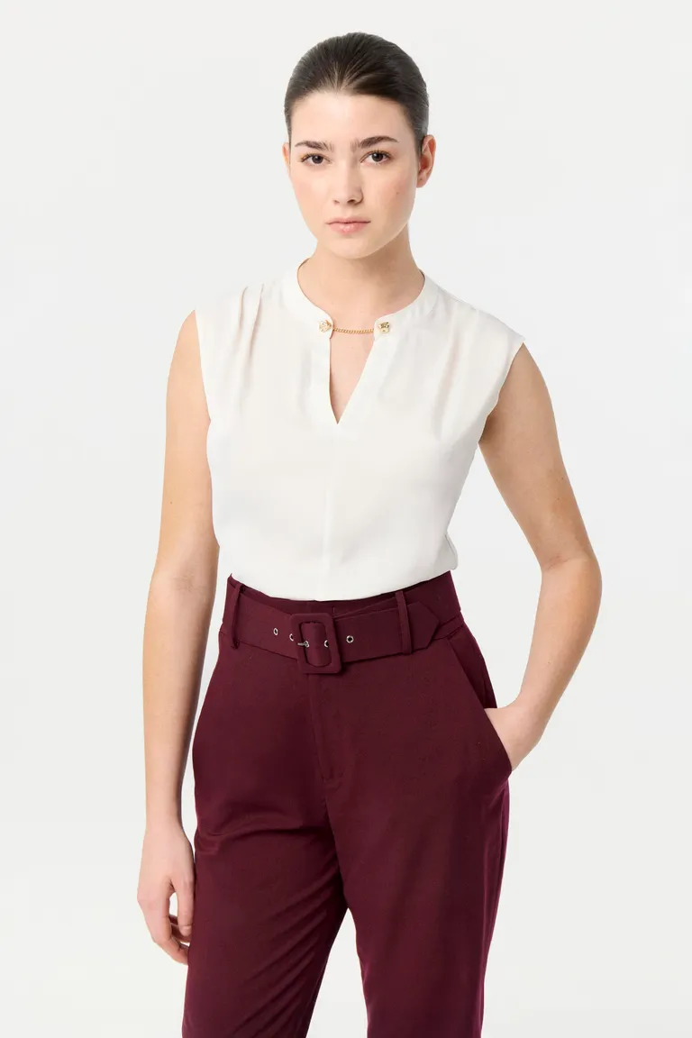 Remera sin mangas con detalle metálico en escote y diseño minimalista para mujer de Markova en Remeras para argentina