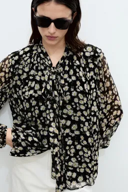 Blusa floral con lazo de Mango en Blusas para argentina